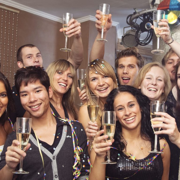 Backpartys Gruppe von Leuten beim Feiern, mit Gläsern in der Hand, fröhliche Stimmung.